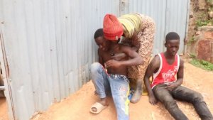 Gasabo: Umunyamahanga arashinjwa gukubita abasore babiri akabagira intere