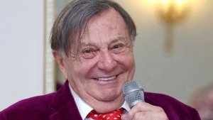 Icyamamare muri Sinema Barry Humphries yitabye Imana