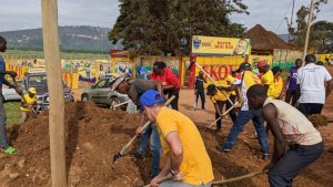 Abakozi b'uruganda rwa SKOL bifatanyije n'abaturage gukora umuganda rusange