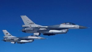 Amerika yemereye inshuti zayo guha Ukraine indege z'intambara za F-16