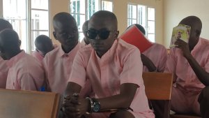 Urukiko rwemeje ko umunyamakuru Nkundineza aburana afunze