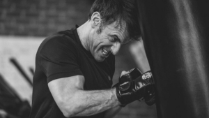 Amafoto ya Perezida Macron ari kwitoza gutera amakofe yaciye ibintu