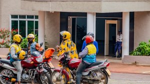 IFOTO Y'UMUNSI:Umwarimukazi yateze moto agiye gutanga kandidatire yo kuba Depite