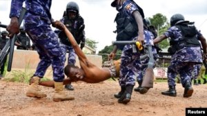 Uganda: Abarimo umunyaburayi babitswe mu gihome bagerageza kwigaragambya