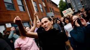 U Bwongereza: Abashyigikiye gahunda yo kwinjiza impunzi mu gihugu biraye mu mihanda bamagana abayirwanya