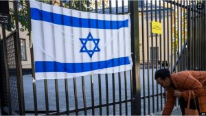 Polisi ya Danimarike Yafashe Batatu Barashe kuri Ambasade ya Isirayeli