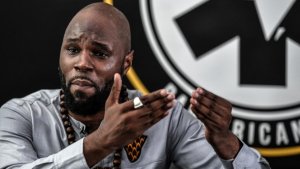 Kemi Seba utarya indimi ku makosa y'u Bufaransa muri Afurika, yahaswe ibibazo