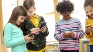 Australia: Abana bakumiriwe ku mbuga nkoranyambaga