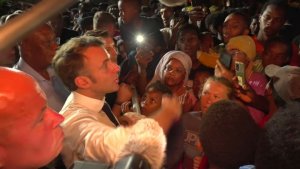 Perezida Macron yavugirijwe induru muri Mayotte