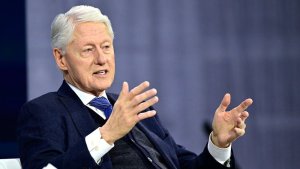 Bill Clinton wayoboye Amerika yasezerewe mu bitaro
