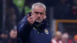 José Mourinho yahawe ibihano kubera kwibasira abasifuzi
