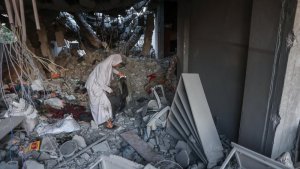 Israel yagabye ibitero bikaze muri Gaza, bihitana abarenga 330