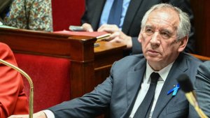 Minisitiri w'intebe w'Ubufaransa ntiyishimiye uburyo Trump yivanga muri politike yabo