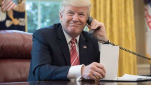 Perezida Trump yiteze umusaruro mu kiganiro azagirana na Putin kuri telefone