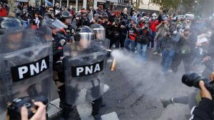 Mu gihugu cya Argentine abiganjemo abasaza n'abakecuru bakomerekeye mu myigaragambyo