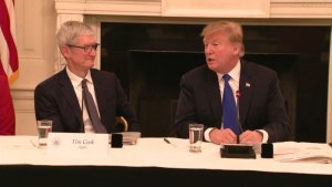 Trump yasabye Apple gukorera iPhone muri Amerika cyangwa ikishyura umusoro wa 25%