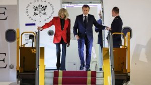 Perezida Macron yashize amanga, asobanura inkuru y'urushyi ‘yakubiswe' n'umugore we