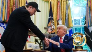 Elon Musk yatangiye kunenga ibyemezo bya Trump