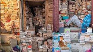 Inkuru y'Umusaza umaze imyaka 62 akora akazi ko gusoma ibitabo