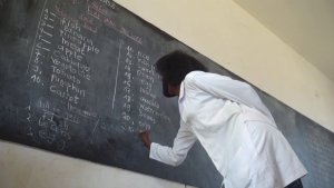 Abarimu 45% bo mu mashuri yisumbuye ni bo bafite ubumenyi buhagije mu Cyongereza