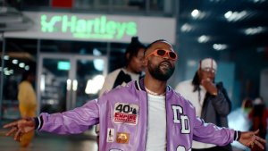 Iyanya yahishuye uko yagiye ku rubyiniro nyuma y'iminota ine nyina yitabye Imana