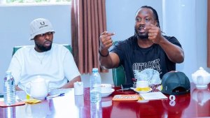 Eddy Kenzo yabwiye Bebe Cool ko akora umuziki adakora ihangana