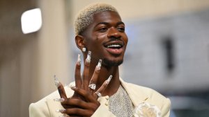 Lil Nas yahakanye ibyaha aregwa nyuma yo gutabwa muri yombi yambaye ubusa