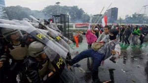 Indonesia: Abaminisitiri batanu birukanywe nyuma y'imyigaragambyo yaguyemo abantu 10