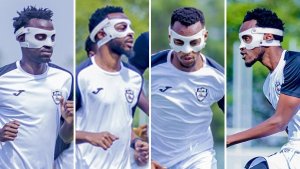 Abakinnyi bane ba APR FC iri kwitegura Pyramids bambaye 'masque' zirinda amazuru