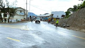 Batatu bubakaga umuhanda Karongi-Kiziba bagwiriwe n'urukuta