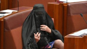 Umusenateri yahagaritswe kubera kwambara umwambaro wa Islam mu Nteko