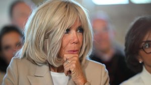 Aba-féministe bagize Brigitte Macron ay'ifundi igira ibivuzo