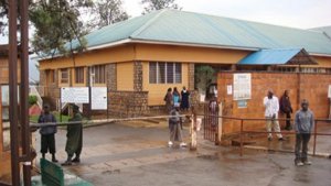 Nyarugenge: Umugore wiyubashye yafashwe arimo gutuburira abarwayi mu bitaro bya CHUK