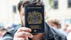 Umupolisi wahoze akorera u Bwongereza yambuwe ubwenegihugu kubera kwimukira mu Burusiya