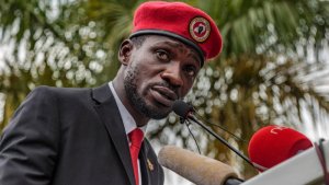 Sindabasha no guhindura imyenda: Bobi Wine ushaka gusubira iwe yatakambye