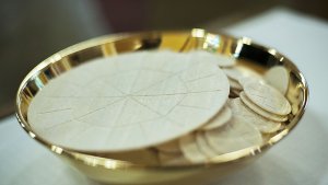 Kinshasa: Kiliziya Gatolika yahakanye gucuruza ukarisitiya mu isoko