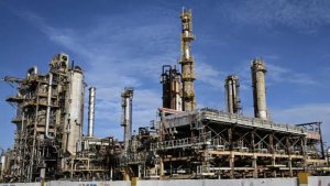 Venezuela yavuye ku izima, yemerera abikorera gucukura peteroli