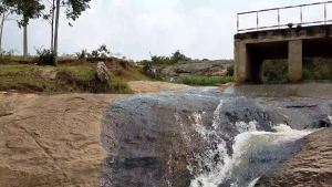 Ikiraro gihuza Muhanga na Ruhango cyangiritse cyahagaritse ubuhahirane