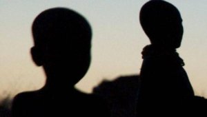 Abantu 5 batawe muri yombi bazira gutegura umugambi wo gushaka umukobwa w'imyaka 13 bakamushyingira umwe muri bo umukubye imyaka