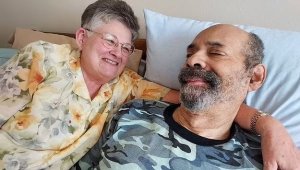 Umukecuru n'umusaza bakundanye bacyigana muri kaminuza bahuye nyuma y'imyaka 42 bahita bibanira