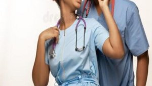 Umuganga n'umuforomokazi bahagaritswe mu kazi kubera gutera akabariro bakabangamira abarwayi