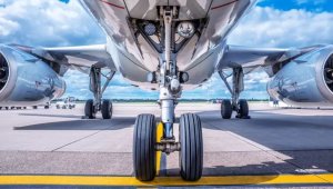 Umugabo wagendeye mu mapine y'indege amasaha 11 akarokoka yamenyekanye