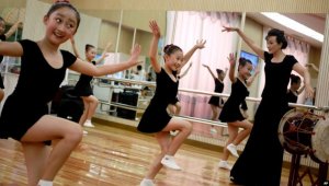 Koreya ya Ruguru: Umwarimu yafunzwe azira kwigisha imbyino zitemewe