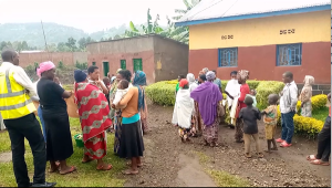 Musanze: Pasiteri wihakanye umugore n'umwana be yakozwe n'isoni bamusanze aho akorera