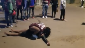 Polisi yataye muri yombi umukobwa uherutse kugaragara yasindiye ku gisimenti 