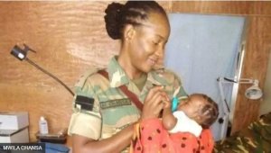 Kapiteni wo muri Zambia yemerewe bigoranye kurera umwana yatoraguye ari mu kazi