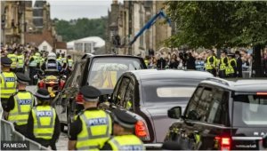 Abarambiwe ingoma ya cyami mu Bwongereza bafunzwe