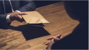 RIB yafatiye mu cyuho Abayobozi babiri mu Karere ka Ngoma bakira ruswa