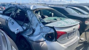 Indege yataye ipine ryayo ubwo yari ihagurutse ryangiza imodoka