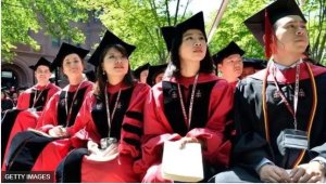 Kaminuza zo muri Amerika zasabye abakozi n'abanyeshuri kwihuta bakaza mbere y'uko Trump arahira